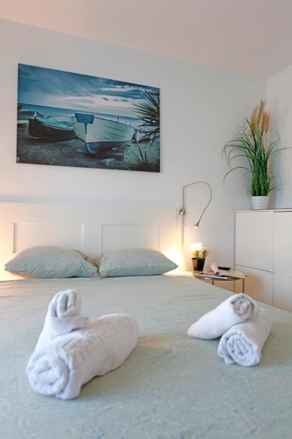 Gorgeous 2 Bedroom Duplex In City Center Bukarest Eksteriør billede